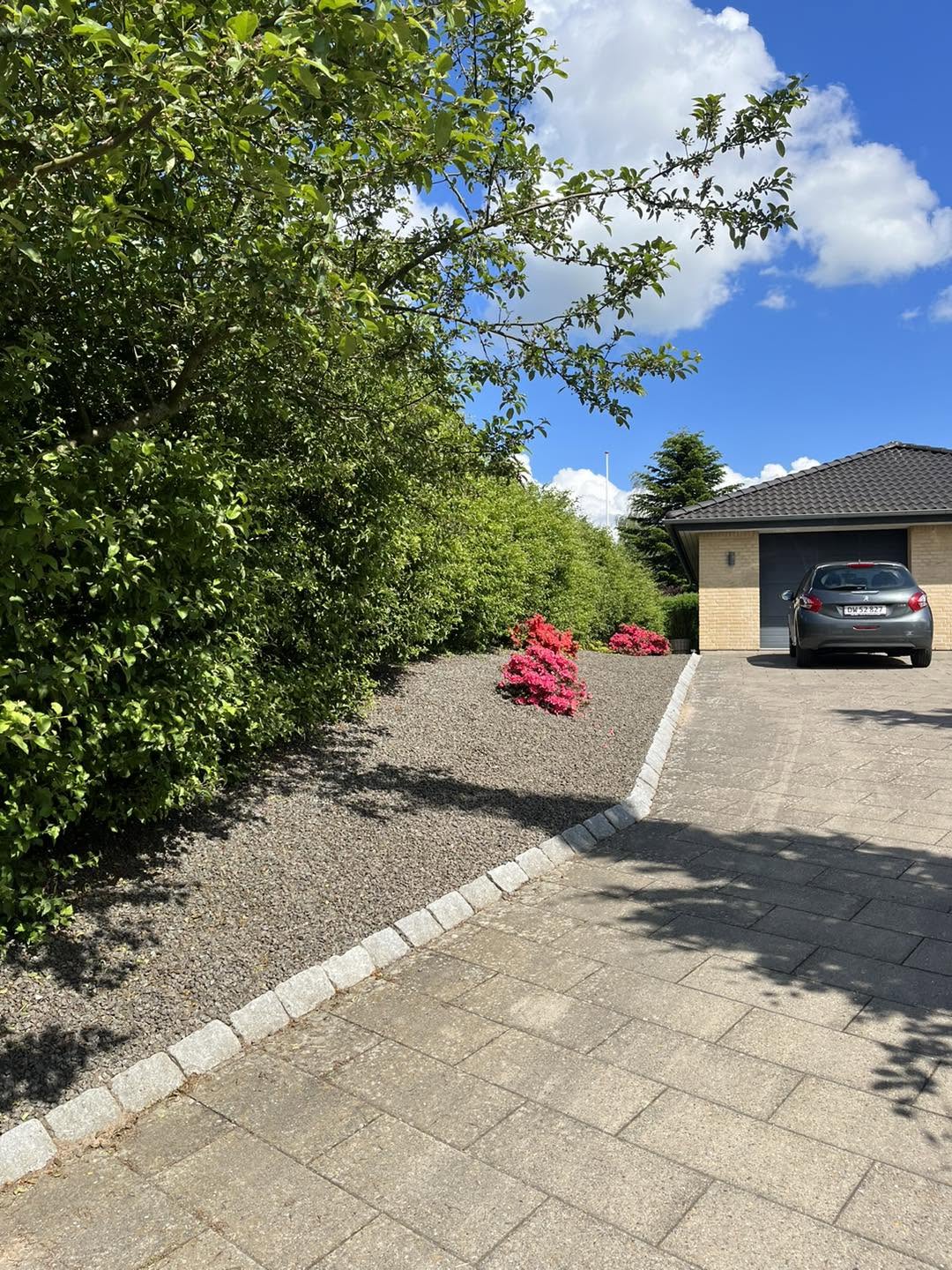 Indkørsel med kantsten og bed