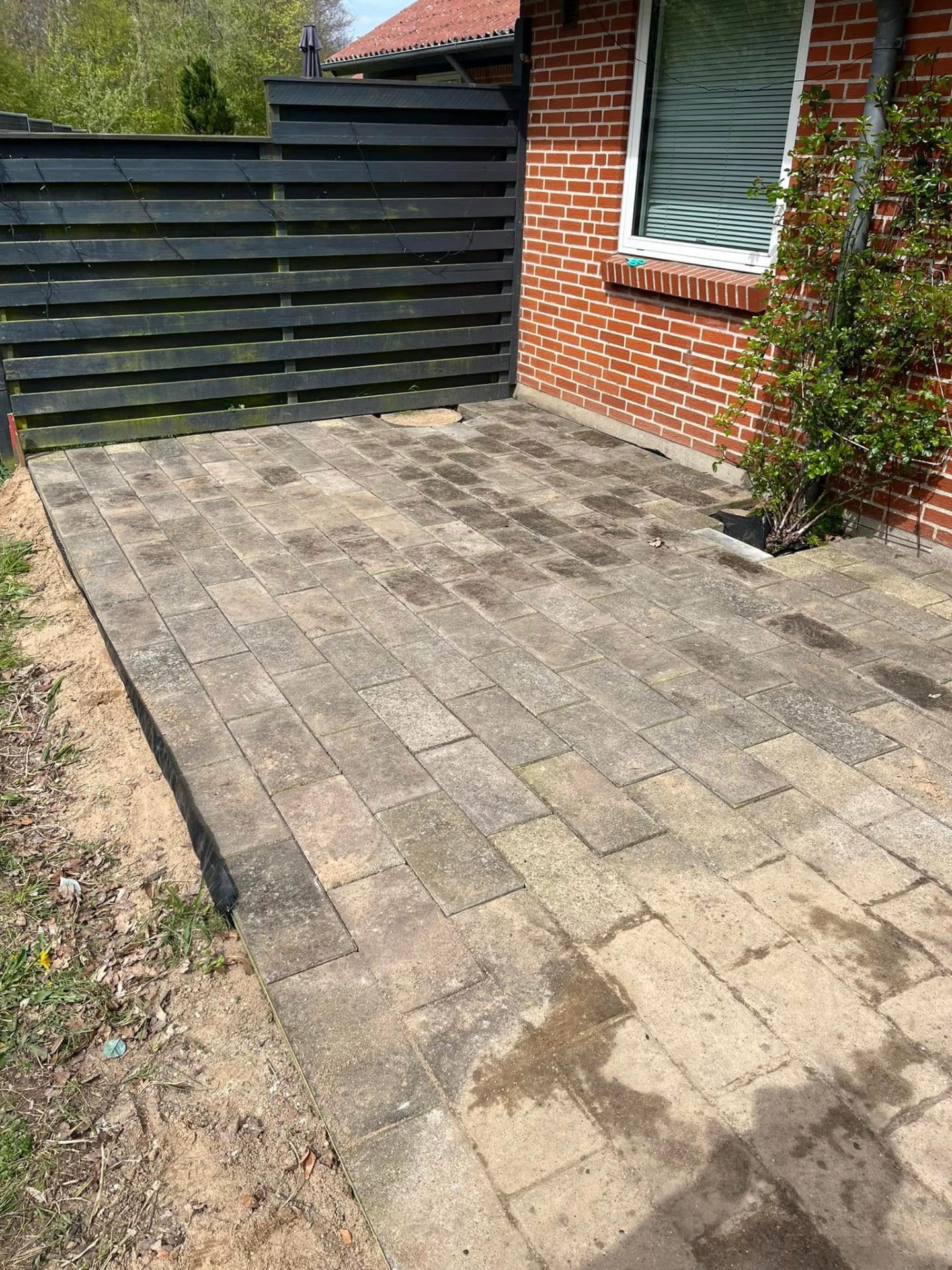 Belægning ved hus og hegn
